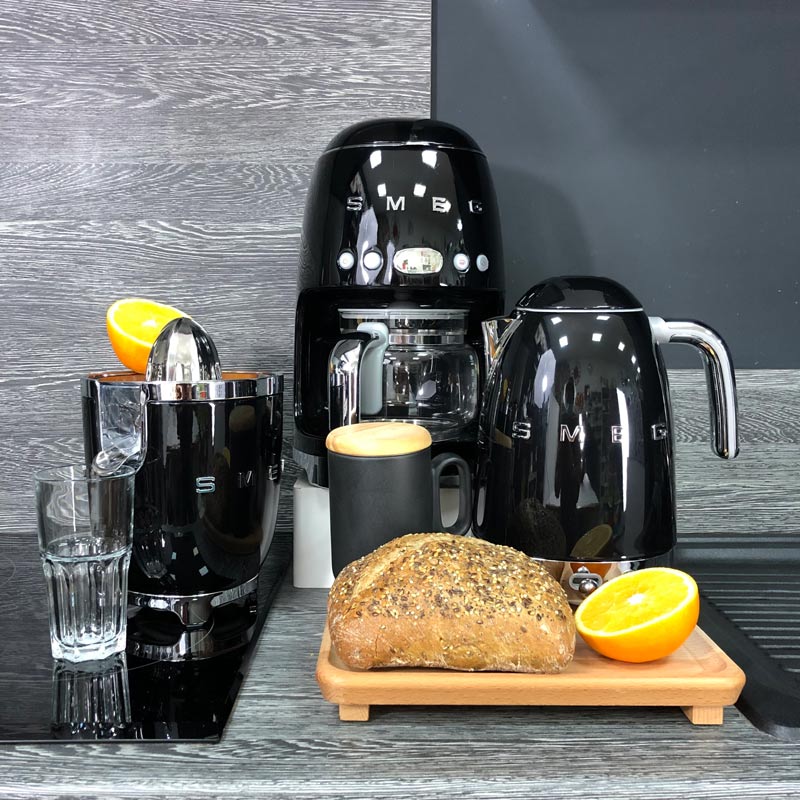 Bouilloire 1,7 L température réglable Années 50 Noir - Smeg - Du Côté de  Chez Fanny